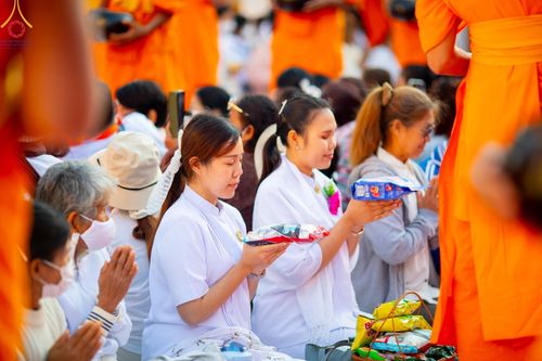 ภาพ No.195385:พิธีตักบาตรพระธรรมยาตรา ณ อนุสรณ์สถานลำดับที่ 3 สถานที่เกิดใหม่ในเพศสมณะ วัดสองพี่น้อง ต.ต้นตาล อ.สองพี่น้อง จ.สุพรรณบุรี ในโครงการธรรมยาตรา กตัญญูบูชา มหาปูชนียาจารย์ พระมงคลเทพมุนี(สด จนฺทสโร) พระผู้ปราบมาร ปีที่ 13 วันที่ 15 มกราคม พ.ศ.2568