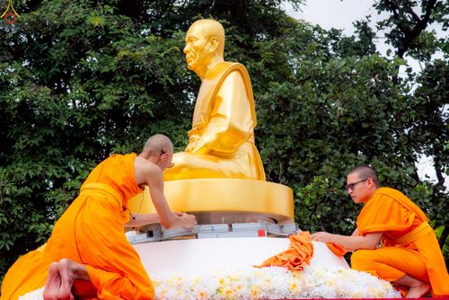 ภาพ No.239803:วันที่ 16-17 สิงหาคม พ.ศ. 2568 การปฏิบัติหน้าที่ของเจ้าหน้าที่ทุกสถานะ เพื่องานพิธีอัญเชิญรูปเหมือนพระมงคลเทพมุนี (สด จันทสโร) และพิธีกดปุ่มอัญเชิญรูปเหมือน พระมงคลเทพมุนี (สด จันทสโร) ณ มหาวิหารแก้วพระมงคลเทพมุนี ศูนย์ปฏิบัติธรรมแก้วเมืองเลย จ.เลย