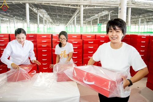 ภาพ No.214378:วันที่ 29 มีนาคม พ.ศ.2568 กิจกรรมใส่ถุงซิปกล่องไทยธรรม เพื่อรักษาความประณีตของกล่องไทยธรรม ในทุกสภาพอากาศ ณ บ้านแก้วเรือนทองคุณยาย วัดพระธรรมกาย