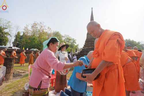 ภาพ No.58737:พิธีตักบาตรพระ ๑,๐๐๐ รูป สมโภชครบรอบ ๘๐๐ ปี พระบรมธาตุเมืองเชลียง ณ วัดพระศรีรัตนมหาธาตุ ราชวรวิหาร  (วัดพระปรางค์) ต.ศรีสัชนาลัย  อ.ศรีสัชนาลัย จ.สุโขทัย วันพฤหัสบดีที่ ๒๕ เมษายน พ.ศ. ๒๕๖๗