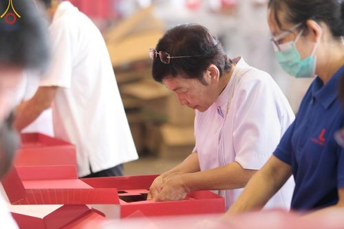 ภาพ No.210919:วันที่ 15 มีนาคม พ.ศ. 2568  บุญบรรจุกล่องไทยธรรม เพื่อถวายแด่พระสังฆาธิการ 40,000 กว่าวัดทั่วไทย ในวันคุ้มครองโลก 22 เมษายน พ.ศ. 2568