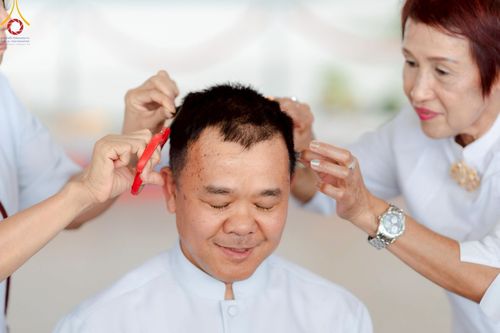 ภาพ No.223194:วันที่ 2 -10 พฤษภาคม พ.ศ. 2568 พิธีตัดปอยผม ปลงผม พิธีขอขมาลาอุปสมบทอุทิศชีวิต ของอุบาสก พิสิทธิ์ หมื่นแกล้ว  ณ วัดพระธรรมกาย