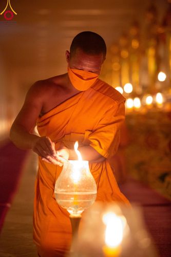 ภาพ No.112058:พิธีจุดประทีปถวายเป็นพุทธบูชา และบูชาธรรมมหาปูชนียาจารย์ พระมงคลเทพมุนี(สด จนฺทสโร) ในโครงการธรรมยาตรา กตัญญูบูชา มหาปูชนียาจารย์ พระมงคลเทพมุนี(สด จนฺทสโร) พระผู้ปราบมาร อนุสรณ์สถาน 7 แห่ง ปีที่ 12 วันที่ 14 มกราคม พ.ศ. 2567 ณ วัดสองพี่น้อง อ.สองพี่น้อง