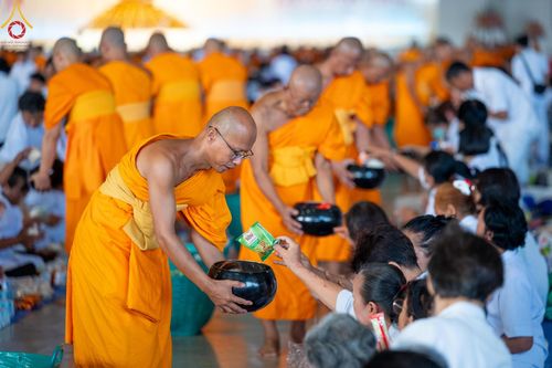ภาพ No.136609:พิธีตักบาตร พิธีบูชาข้าวพระ ในวันอาทิตย์ต้นเดือนที่ 5 พฤษภาคม พ.ศ. 2567 ณ วัดพระธรรมกาย จ.ปทุมธานี