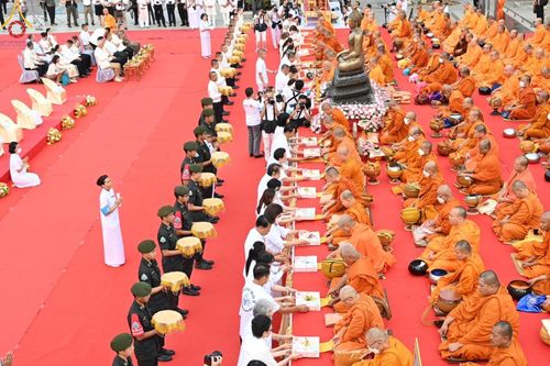 ภาพ No.126088:พิธีทำบุญเมืองนครราชสีมา ฉลอง 556 ปี ตักบาตรพระ 10,000 รูป ในวันเสาร์ที่ 2 มีนาคม พ.ศ.2567 ณ อนุสาวรีย์ท้าวสุรนารี จ.นครราชสีมา จัดโดย คณะสงฆ์จังหวัดนครราชสีมา ร่วมกับสำนักงานจังหวัดนครราชสีมา