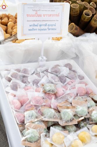 ภาพ No.190510:สาธุชนถวายภัตตาหารเป็นสังฆทาน แด่พระธรรมยาตรา ณ อนุสรณ์สถานมหาวิหารพระมงคลเทพมุนี (โลตัสแลนด์) อ.สองพี่น้อง จ.สุพรรณบุรี ในโครงการธรรมยาตรา กตัญญูบูชา มหาปูชนียาจารย์ พระมงคลเทพมุนี(สด จนฺทสโร) พระผู้ปราบมาร แห่ง ปีที่ 13 วันที่ 7 มกราคม พ.ศ.2568