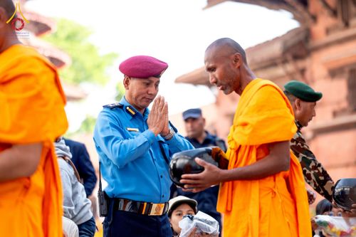 ภาพ No.213155:วันที่ 17 - 18 มีนาคม พ.ศ. 2568 คณะสงฆ์และสามเณรเดินบิณฑบาต รอบเมืองในพื้นที่ วัดสยมภูวนาถและราชวังปาตัน ณ เมืองกาฐมาณฑุ ประเทศเนปาล