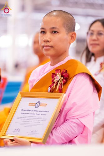 ภาพ No.127115:พิธีมอบใบประกาศเกียรติคุณองค์กรนานาชาติ และหน่วยงานที่ชักชวนคนร่วมโครงการนั่งสมาธิเพื่อสันติภาพโลกมากที่สุด วันอาทิตย์ที่ 1 มีนาคม พ.ศ. 2567 ณ สภาธรรมกายสากล วัดพระธรรมกาย