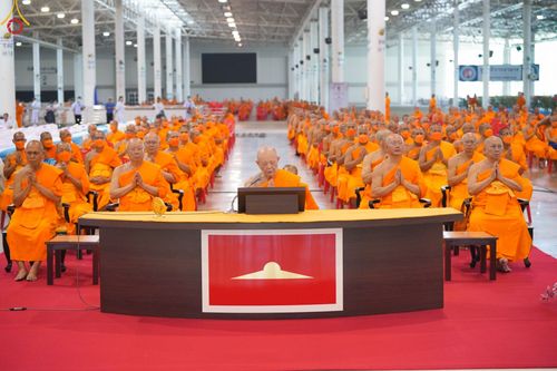 ภาพ No.85408:พิธีถวายมหาสังฆทานคณะสงฆ์ 2000 กว่าวัดทั่วประเทศปีที่ 23, พิธีถวายไทยธรรมคณะสงฆ์ 323 วัด 4 จังหวัดชายแดนภาคใต้, พิธีมอบปัจจัยช่วยเหลือครู 4 จังหวัดชายแดนภาคใต้ ณ สภาธรรมกายสากล วัดพระธรรมกาย ในวันสมาธิโลก อาทิตย์ที่ 6 สิงหาคม พ.ศ. 2566