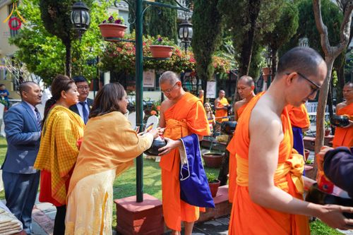 ภาพ No.132582:สามเณรเนปาล บิณฑบาต ย่านทาเมล เมืองกาฐมาณฑุ และเมืองปาฏัน ในโครงการบรรพชา 1,250 รูป ประเทศเนปาล วันที่ 20 มีนาคม พ.ศ. 2567