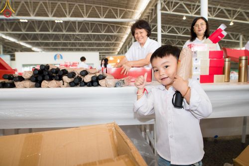 ภาพ No.212302:วันพุธที่ 19 มีนาคม พ.ศ. 2568 การบรรจุไทยธรรมลงกล่องสำเร็จ 43,500 กล่อง เพื่อถวายแด่พระสังฆาธิการ 40,000 กว่าวัดทั่วไทย ในวันคุ้มครองโลก 22 เมษายน พ.ศ. 2568 ณ บ้านแก้วเรือนทองคุณยายฯ วัดพระธรรมกาย