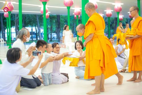 ภาพ No.62157:พิธีอุปสมบทในโครงการอุปสมบทหมู่ บูชาธรรมหลวงพ่อธัมมชโย พ.ศ.2567 ณ อุโบสถ วัดพระธรรมกาย จ.ปทุมธานี วันที่ 13-15 เมษายน พ.ศ. 2567