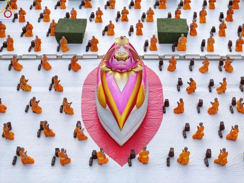 ภาพ No.186970:พระธรรมยาตราปฏิบัติธรรม และถ่ายภาพหมู่ประวัติศาสตร์ ปีที่ 13 ณ ลานทิศตะวันออก มหาวิหารพระมงคลเทพมุนี วัดพระธรรมกาย จ.ปทุมธานี วันเสาร์ที่ 28 ธันวาคม พ.ศ. 2567