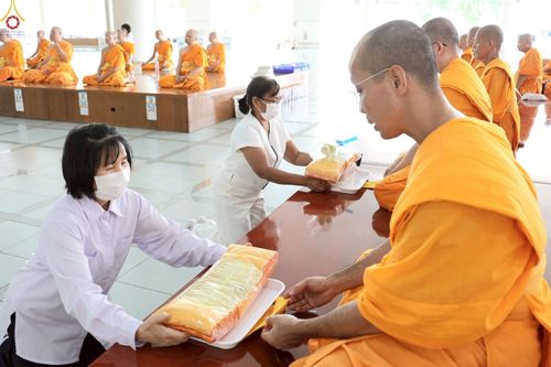 ภาพ No.230466:วันที่ 28 มิถุนายน พ.ศ. 2568 พิธีถวายภัตตาหารเมนูสวรรค์ เพื่อการบรรลุธรรม ณ หอฉันคุณยายอาจารย์ฯ วัดพระธรรมกาย