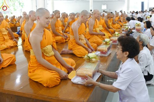 ภาพ No.162177:พิธีถวายภัตตาหารเมนูสวรรค์ เนื่องในวันออกพรรษา (ขึ้น 15 ค่ำ เดือน 11) วันพฤหัสบดีที่ 17 ตุลาคม พ.ศ. 2567 ณ หอฉันคุณยายอาจารย์ฯ วัดพระธรรมกาย