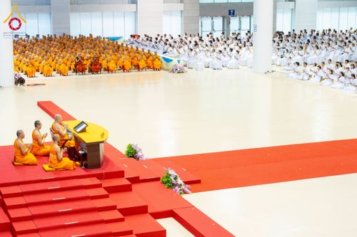 ภาพ No.232064:วันอาทิตย์ที่ 6 กรกฏาคม พ.ศ. 2568 พิธีตักบาตร ข้าวสารอาหารแห้ง  พิธีบูชาข้าวพระ สัมมนาพิเศษราชเหล็ก ณ สภาธรรมกายสากล วัดพระธรรมกาย