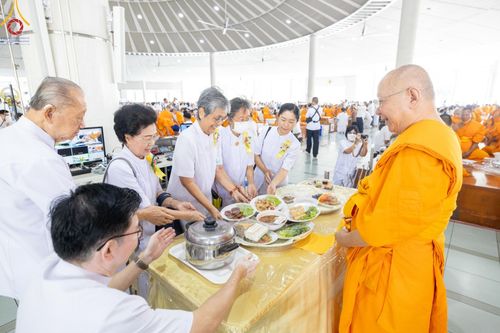 ภาพ No.122913:พิธีสวดพระพุทธมนต์ พิธีทอดผ้าบังสุกุล และพิธีถวายภัตตาหาร เป็นสังฆทานแด่พระภิกษุ สามเณร เนื่องในวันมหาปูชนียาจารย์ วันเสาร์ที่ 3 กุมภาพันธ์ พ.ศ. 2567 ณ หอฉันคุณยายอาจารย์ฯ วัดพระธรรมกาย