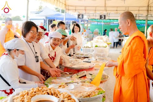 ภาพ No.195924:พิธีถวายภัตตาหารเป็นสังฆทาน แด่พระธรรมยาตรา ณ วัดโบสถ์(บน) ตำบลบางคูเวียง อำเภอบางกรวย จังหวัดนนทบุรี ในโครงการธรรมยาตรา กตัญญูบูชา มหาปูชนียาจารย์ พระมงคลเทพมุนี(สด จนฺทสโร) พระผู้ปราบมาร อนุสรณ์สถาน 7 แห่ง ปีที่ 13 วันที่ 16 มกราคม พ.ศ. 2568