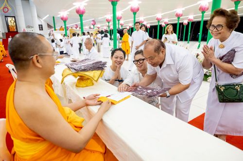 ภาพ No.230982:วันอังคารที่ 1 กรกฎาคม พ.ศ. 2568 ผู้ว่าราชการจังหวัดปทุมธานี เป็นประธานพิธีต้อนรับ สัญญาบัตร พัดยศ พระครูสัญญาบัตรสายต่างประเทศ วัดพระธรรมกาย ประจำปี พ.ศ. 2568 จำนวน 19 รูป