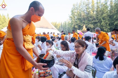 ภาพ No.107581:พิธีตักบาตรพระธรรมยาตราฯ ในโครงการธรรมยาตรากตัญญูบูชา มหาปูชนียาจารย์ พระมงคลเทพมุนี(สด จนฺทสโร) พระผู้ปราบมาร ปีที่ 12 ณ อนุสรณ์สถานมหาวิหารพระมงคลเทพมุนี อ.สองพี่น้อง จ.สุพรรณบุรี วันที่ 7 มกราคม พ.ศ. 2567