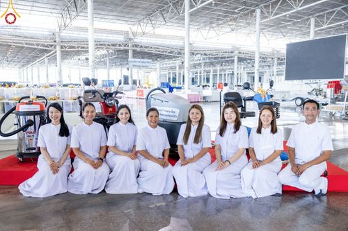 ภาพ No.102439:พิธีถวายอุปกรณ์ทำความสะอาด ณ บ้านแก้วเรือนทองคุณยายอาจารย์ฯ วัดพระธรรมกาย วันเสาร์ที่ 16 ธันวาคม พ.ศ. 2566