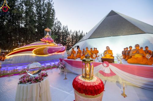 ภาพ No.107162:พิธีจุดประทีปถวายเป็นพุทธบูชา และบูชาธรรมมหาปูชนียาจารย์ ในโครงการธรรมยาตรากตัญญูบูชา มหาปูชนียาจารย์ พระมงคลเทพมุนี(สด จนฺทสโร) พระผู้ปราบมาร  อนุสรณ์สถาน 7 แห่ง ปีที่ 12  วันที่ 6 มกราคม พ.ศ. 2567 ณ อนุสรณ์สถานมหาวิหารพระมงคลเทพมุนี อ.สองพี่น้อง จ.สุพร