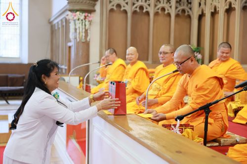 ภาพ No.172214:พิธีทอดกฐิน วัดพระธรรมกายสก็อตแลนด์ บูชาธรรม 80 ปี หลวงพ่อธัมมชโย โดยคณะศิษยานุศิษย์วัดพระธรรมกาย วันที่ 25 ตุลาคม พ.ศ. 2567