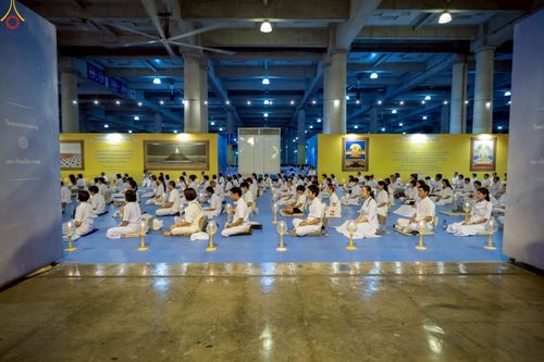 ภาพ No.224007:วันวิสาขบูชา วันอาทิตย์ที่ 11 พฤษภาคม พ.ศ. 2568 พิธีจุดวิสาขประทีป ,  พิธีเวียนประทักษิณรอบพระมหาธรรมกายเจดีย์ , พิธีฉลองชัยสวดมนต์บทธัมมจักกัปปวัตตนสูตร ครบ 7,357,000,000 จบ ณ มหารัตนวิหารคด วัดพระธรรมกาย