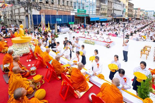 ภาพ No.245294:วันอาทิตย์ที่ 14 กันยายน พ.ศ. 2568 ตักบาตรพระ 555 รูป มหากุศล  น้อมถวายเป็นพุทธบูชา ณ หอนาฬิกาเบตง อ.เบตง จ.ยะลา