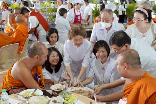 ภาพ No.219449:วันอังคารที่ 22 เมษายน พ.ศ. 2568 พิธีมอบปัจจัยช่วยเหลือครู 4 จังหวัดชายแดนภาคใต้ , พิธีกล่าวคำถวายอุปกรณ์ เพื่อเตรียมการต้อนรับคณะสงฆ์ฯ , พิธีกล่าวคำถวายภัตตาหารเป็นสังฆทาน , คณะสงฆ์ฉันภัตตาหารเพล  เนื่องในวันคุ้มครองโลก พิธีถวายมหาสังฆทานแด่คณะสงฆ์