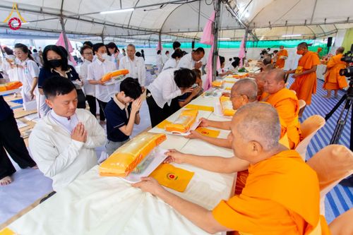 ภาพ No.200245:พิธีถวายภัตตาหารเป็นสังฆทาน แด่พระธรรมยาตรา ณ อนุสรณ์สถานบางปลา วัดบางปลา อำเภอบางเลน จังหวัดนครปฐม ในโครงการธรรมยาตรา กตัญญูบูชา มหาปูชนียาจารย์ พระมงคลเทพมุนี(สด จนฺทสโร) พระผู้ปราบมาร อนุสรณ์สถาน 7 แห่ง ปีที่ 13 วันที่ 23 มกราคม พ.ศ. 2568