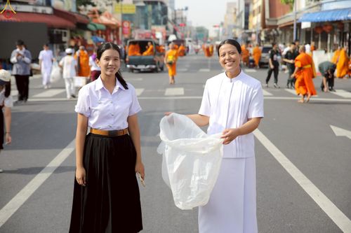 ภาพ No.237384:วันที่ 9-10 สิงหาคม พ.ศ. 2568 การเตรียมงาน เก็บงาน ของเจ้าหน้าที่ทุกสถานะ ในงานมหาสังฆทาน ตักบาตรพระ 10,000 รูป ใจกลางเมืองหาดใหญ่ จ.สงขลา