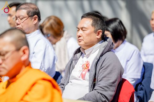 ภาพ No.62423:คณะศิษยานุศิษย์รวมใจสถาปนาและสมโภช ธรรมจักร เพื่ออัญเชิญประดิษฐาน ณ ยอดอุโบสถ 80 ปี หลวงพ่อธัมมชโย วัดพระธรรมกายนิวเจอร์ซี ประเทศสหรัฐอเมริกา  วันอาทิตย์ที่ 7 เมษายน พ.ศ. 2567