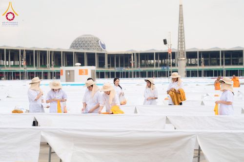 ภาพ No.217782:วันที่ 10-14 เมษายน พ.ศ. 2568 เจ้าหน้าที่อาสาสมัคร เตรียมงานวันคุ้มครองโลก ชุดที่ 2 วัดพระธรรมกาย จ.ปทุมธานี