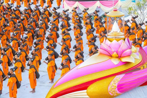 ภาพ No.194224:พระธรรมยาตราปฏิบัติธรรม และถ่ายภาพหมู่ประวัติศาสตร์ ณ วัดสองพี่น้อง ต.ต้นตาล อ.สองพี่น้อง จ.สุพรรณบุรี ในโครงการธรรมยาตรา กตัญญูบูชา มหาปูชนียาจารย์ พระมงคลเทพมุนี(สด จนฺทสโร) พระผู้ปราบมาร อนุสรณ์สถาน 7 แห่ง ปีที่ 13 วันที่ 12 มกราคม พ.ศ. 2568