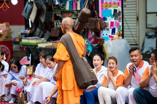 ภาพ No.128530:พิธีอัญเชิญพระบรมสารีริกธาตุ " ใจกลางเมืองนครหาดใหญ่ " เพื่อประดิษฐาน ณ มหารัตนเจดีย์สิริปทุมสวรรค์ (เจดีย์อริยพุทธะ 5 พระองค์) ศูนย์ปฏิบัติธรรมภาคใต้ อ.บางกล่ำ จ.สงขลา  วันที่ 9 มีนาคม พ.ศ. 2567 (ชุดที่ 2)