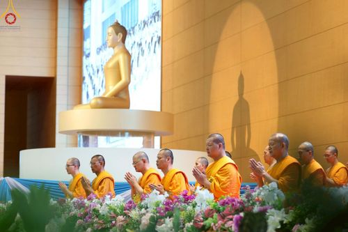 ภาพ No.222813:วันอาทิตย์ต้นเดือนที่ 4 พฤษภาคม พ.ศ. 2568 พิธีบูชาข้าวพระ ณ สภาธรรมกายสากล วัดพระธรรมกาย