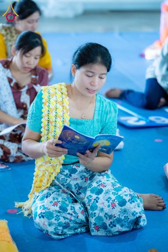 ภาพ No.143721:พิธีถวายผ้าไตร, สวดธรรมจักร, ปฏิบัติธรรม และฟังแสดงพระธรรมเทศนา ภาษาเมียนมา โดยมีสาธุชนชาวเมียนมากว่า 4,000 คน เข้าร่วมพิธี ณ มหารัตนวิหารคด วัดพระธรรมกาย วันอาทิตย์ที่ 7 กรกฎาคม พ.ศ. 2567