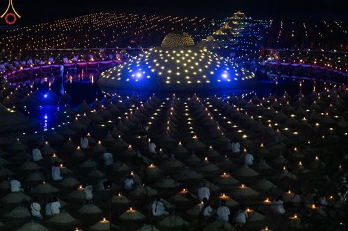 ภาพ No.138685:Photo Story  มหัศจรรย์วัดดงดินแดง Episode 6 พระภิกษุ-สามเณร ในโครงการบรรพชาอุปสมบทหมู่  กว่า 500 รูป และศีลจาริณีกว่า 300 คน ร่วมกันก่อพระเจดีย์ทราย 20,000 องค์ และจุดประทีป  บูชาธรรม 80 ปี หลวงพ่อธมฺมชโย กลางลำน้ำแม่ตื่น