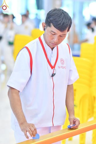 ภาพ No.130049:V.34 เพื่อธรรมเพื่อบางกล่ำ การรับบุญของเจ้าหน้าที่หน่วยงานต่างๆ  เพื่องานธรรมยาตราอัญเชิญพระบรมสารีริกธาตุ ประดิษฐาน ณ มหารัตนเจดีย์สิริปทุมสวรรค์ (เจดีย์อริยพุทธะ 5 พระองค์) ณ ศูนย์ปฏิบัติธรรมภาคใต้ อ.บางกล่ำ จ.สงขลา ระหว่างวันที่ 9-10 มีนาคม พ.ศ. 2567