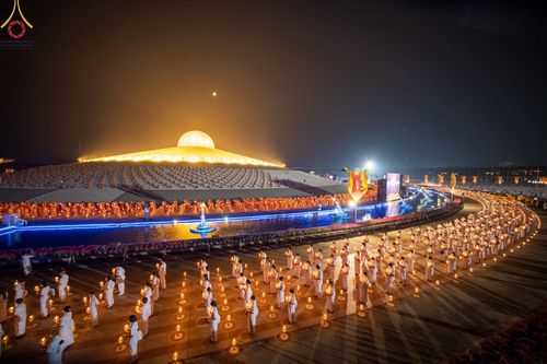 พิธีจุดมาฆประทีป ในวันมาฆบูชา อาทิตย์ต้นเดือนที่ 6 มีนาคม พ.ศ. 2566 ณ วัดพระธรรมกาย อ.คลองหลวง จ.ปทุมธานี