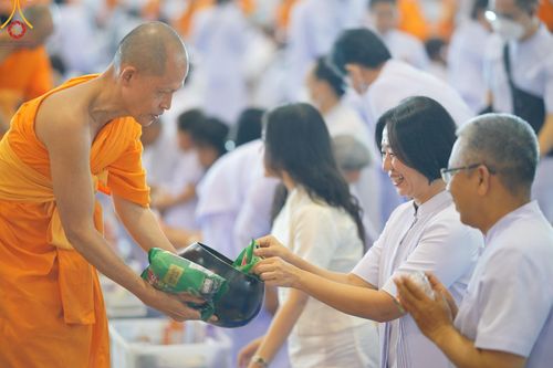ภาพ No.139110:พิธีตักบาตร , พิธีบูชาข้าวพระ ณ ห้องแก้วสารพัด 1 สภาธรรมกายสากล วัดพระธรรมกาย วันอาทิตย์ต้นเดือนที่ 2 มิถุนายน พ.ศ. 2567