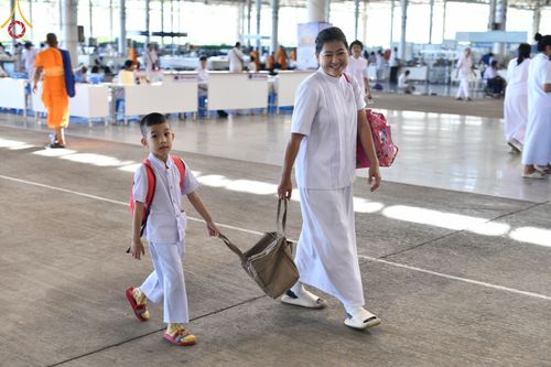 ภาพ No.143439:พิธีตักบาตร ข้าวสารอาหารแห้ง ณ บ้านแก้วเรือนทองคุณยายฯ และ พิธีบูชาข้าวพระ  ณ สภาธรรมกายสากล วัดพระธรรมกาย วันอาทิตย์ที่ 7 กรกฎาคม พ.ศ. 2567