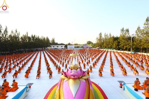 ภาพ No.193002:พิธีตักบาตรพระธรรมยาตรา ณ อนุสรณ์สถานคลองบางนางแท่น อ.สามพราน จ.นครปฐม ในโครงการธรรมยาตรา กตัญญูบูชา มหาปูชนียาจารย์ พระมงคลเทพมุนี(สด จนฺทสโร) พระผู้ปราบมาร อนุสรณ์สถาน 7 แห่ง ปีที่ 13 วันที่ 11 มกราคม พ.ศ.2568