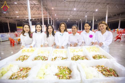 ภาพ No.202729:พิธีถวายภัตตาหารเป็นสังฆทาน แด่พระธรรมยาตรา ณ วัดพระธรรมกาย ตำบลคลองสาม อำเภอคลองหลวง จังหวัดปทุมธานี ในโครงการธรรมยาตรา กตัญญูบูชา มหาปูชนียาจารย์ พระมงคลเทพมุนี(สด จนฺทสโร) พระผู้ปราบมาร อนุสรณ์สถาน 7 แห่ง ปีที่ 13 วันที่ 28 มกราคม พ.ศ. 2568