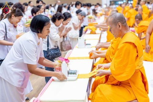 ภาพ No.239613:วันอาทิตย์ที่ 17 สิงหาคม พ.ศ. 2568 พิธีถวายคิลานเภสัช และอุปกรณ์ทางการแพทย์ แด่คณะสงฆ์ เนื่องในวันธรรมชัย ณ ห้องแก้วสารพัดนึก 2 สภาธรรมกายสากล วัดพระธรรมกาย