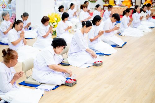 ภาพ No.242767:วันที่ 29-31 สิงหาคม พ.ศ. 2568 องค์กรภาคีเครือข่าย “บวร” (บ้าน-วัด-โรงเรียน-ราชการ) อ.คลองหลวง จัดบวชอุบาสิกาแก้ว ถวายพระราชกุศลแด่สมเด็จพระพันปีหลวง - กตัญญูบูชาแด่ผู้มีพระคุณ