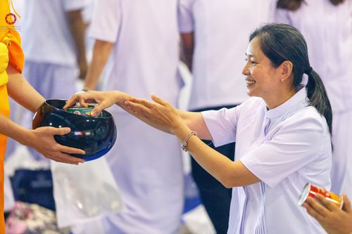 ภาพ No.205900:พิธีตักบาตร และ พิธีบูชาข้าวพระ ในวันอาทิตย์ต้นเดือน 2 กุมภาพันธ์ พ.ศ. 2568 ณ สภาธรรมกายสากล วัดพระธรรมกาย