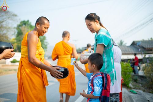 ภาพ No.62296:Photo Story  มหัศจรรย์วัดดงดินแดง Episode 4 กิจกรรมตักบาตรฉลองพระ-เณรกว่า 500 รูป