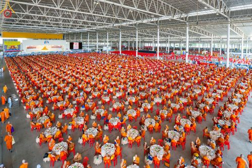 ภาพ No.60259:คณะสงฆ์ 10,000 กว่าวัดฉันภัตตาหารเพล ในวันคุ้มครองโลก วันจันทร์ที่ 22 เมษายน พ.ศ. 2567 ณ สภาธรรมกายสากล วัดพระธรรมกาย